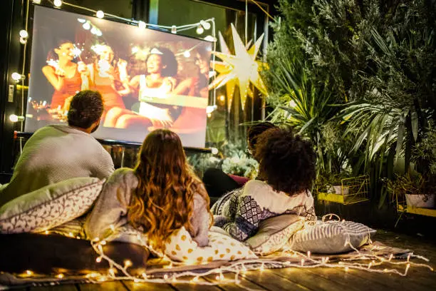 Projector For an Outdoor Movie Marathon can find on Gecko